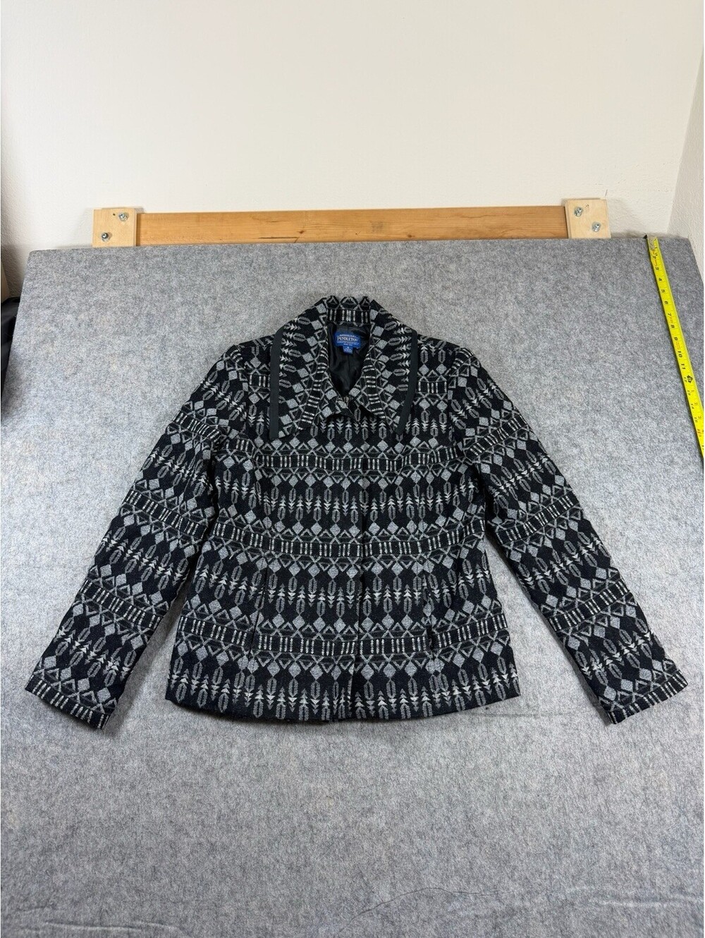 Pendleton Women’s Black and White Pattern Blazer Zip Up Jacket Wool Size Medium